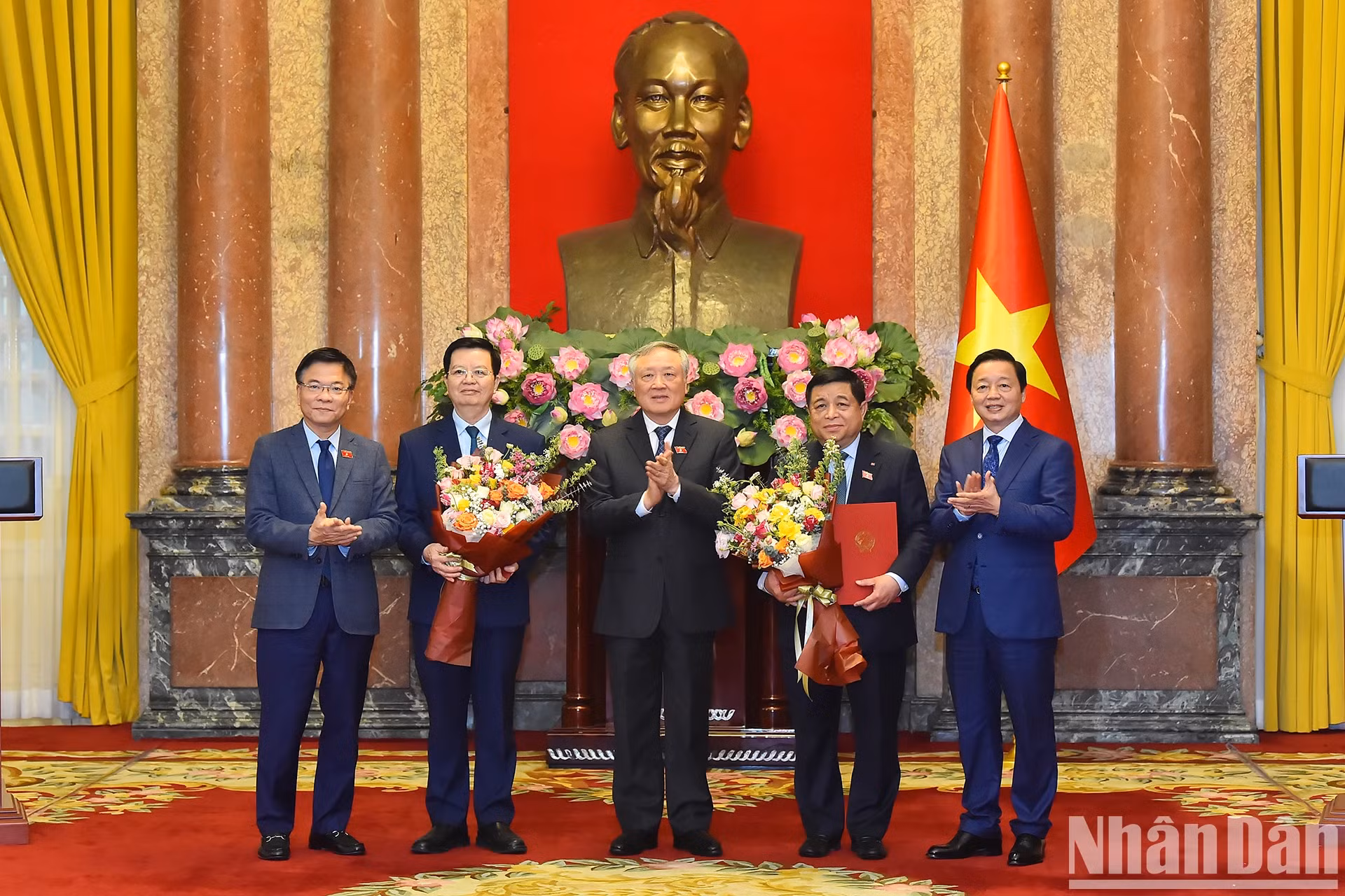 政府常务副总理阮和平与陈红河副总理、黎成龙副总理赠送鲜花祝贺新任政府副总理阮志勇和梅文正。