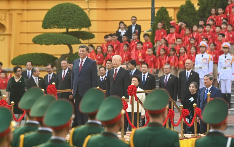 越共中央总书记阮富仲和中共中央总书记、中国国家主席习近平登上检阅台,军乐奏响两国国歌。 越共中央总书记阮富仲和中共中央总书记、中国国家主席习近平登上检阅台,军乐奏响两国国歌。