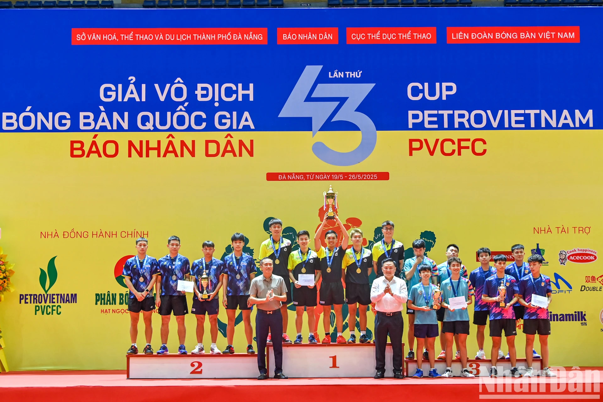 组委会代表颁发男子团体奖。