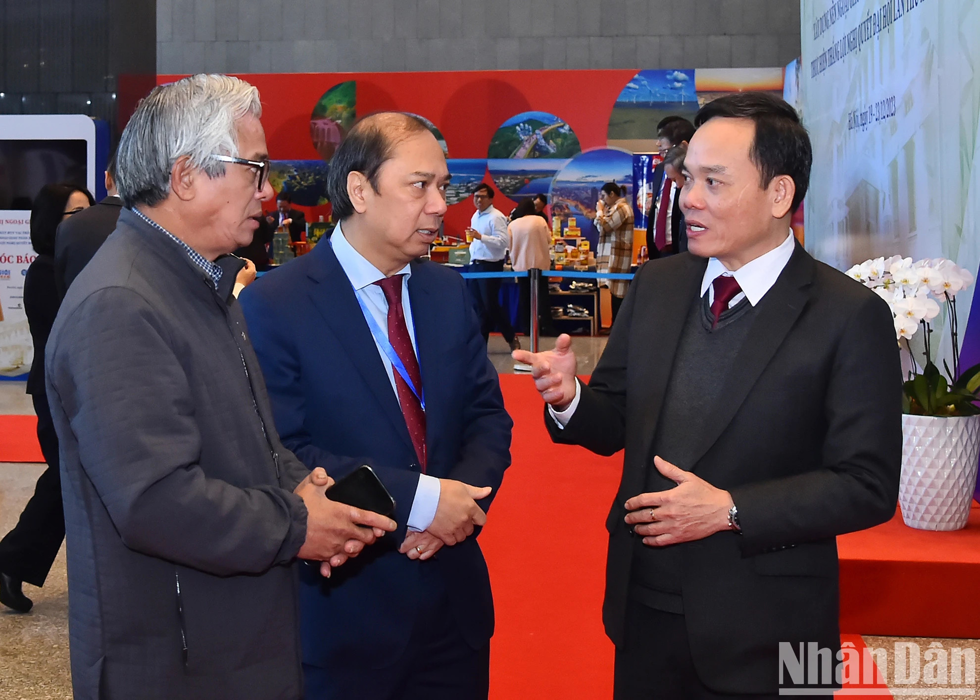 政府副总理陈流光和各位代表交流。(水原 摄) 政府副总理陈流光和各位代表交流。(水原 摄)