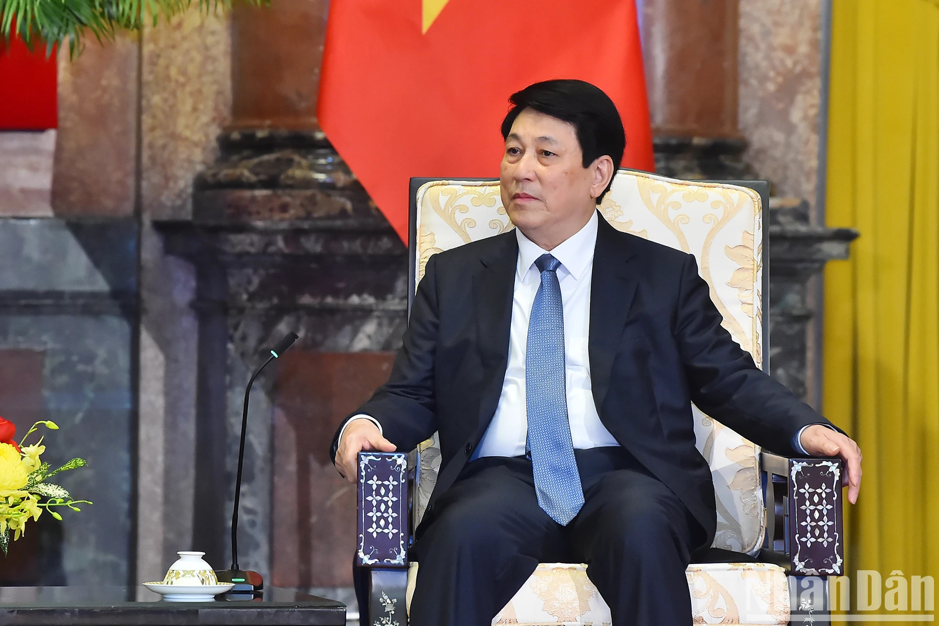 越南国家主席梁强在会见吉尔吉斯斯坦总理阿德尔别克·卡西马利耶夫时发表讲话。 越南国家主席梁强在会见吉尔吉斯斯坦总理阿德尔别克·卡西马利耶夫时发表讲话。