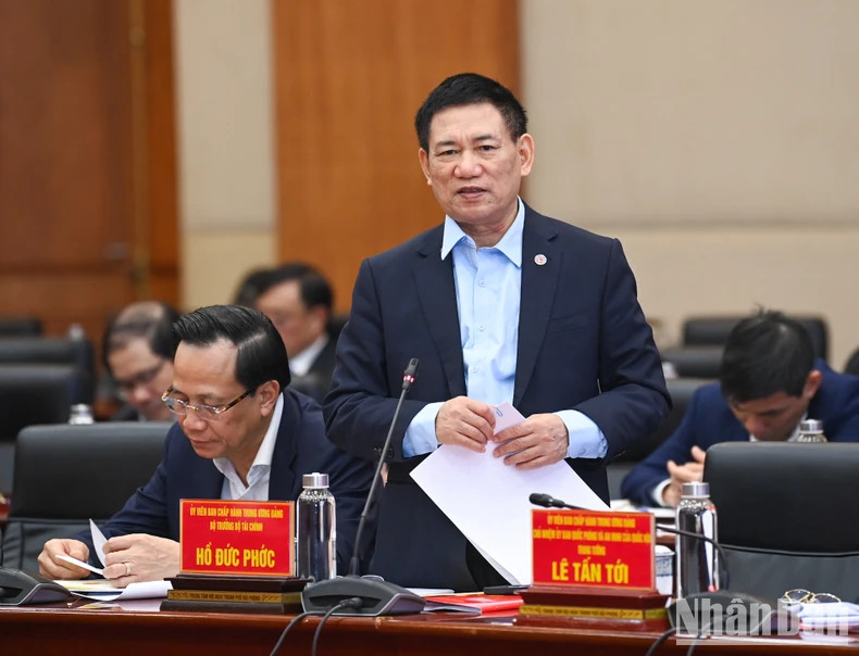 财政部长胡德福在会上发表讲话。 财政部长胡德福在会上发表讲话。