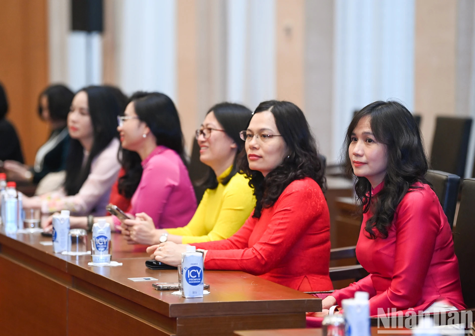 立法研究院和国会办公厅属下司级女性领导和管理者与会。