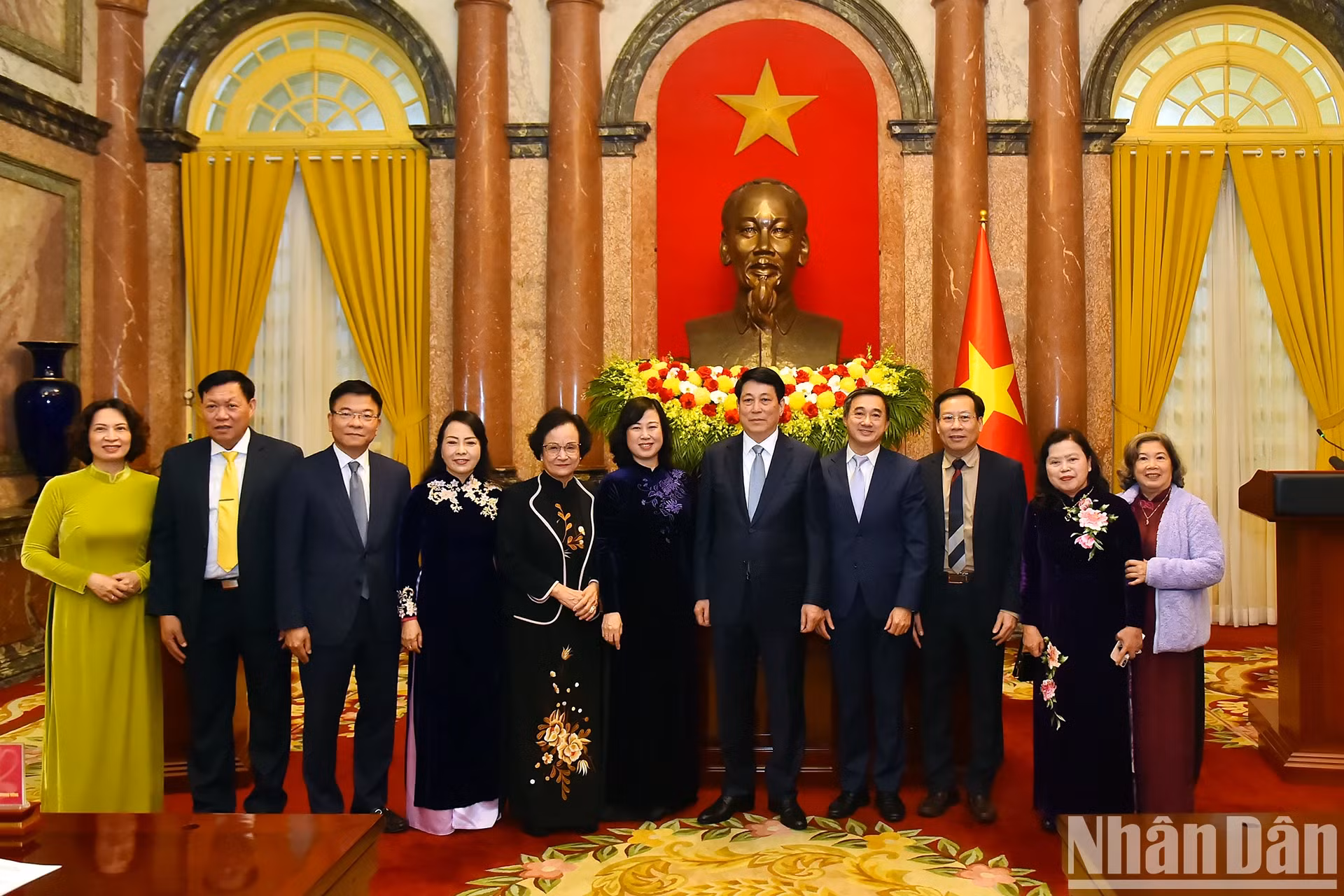 国家主席梁强和各位代表合影。 国家主席梁强和各位代表合影。