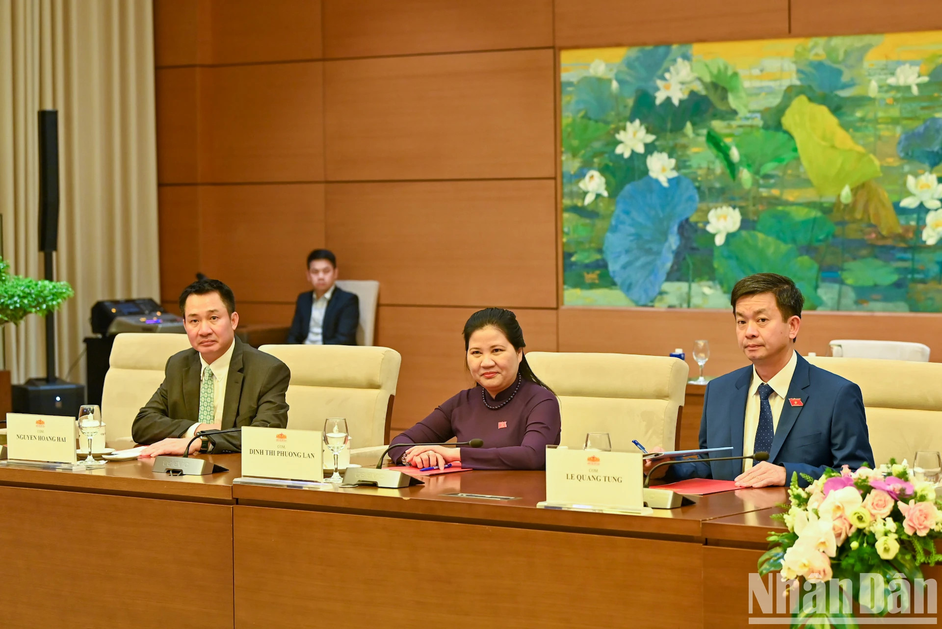 越南国会秘书长、国会办公厅主任黎光松和越南国会代表出席会见。