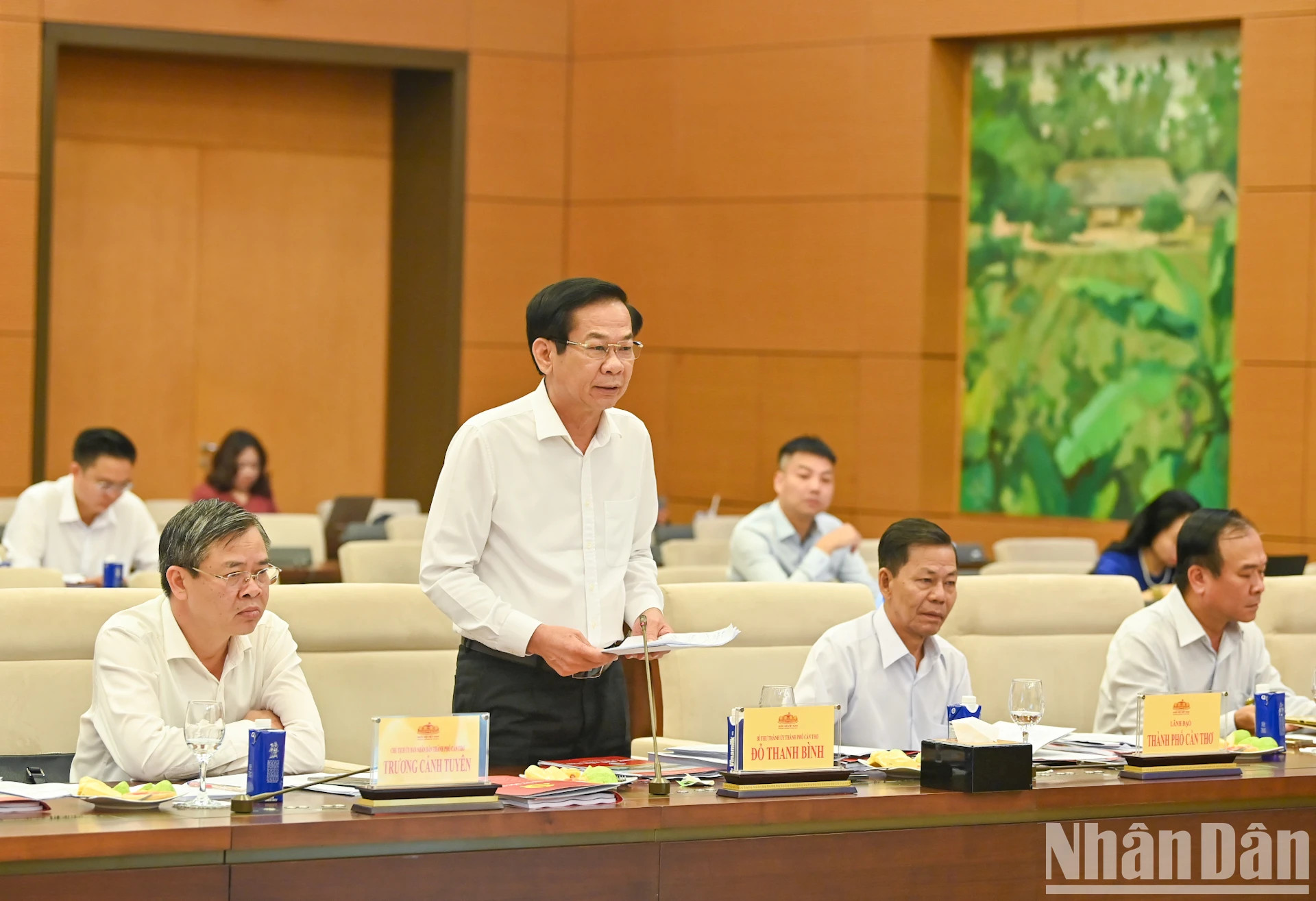 芹苴市委书记杜青平在会上作报告。