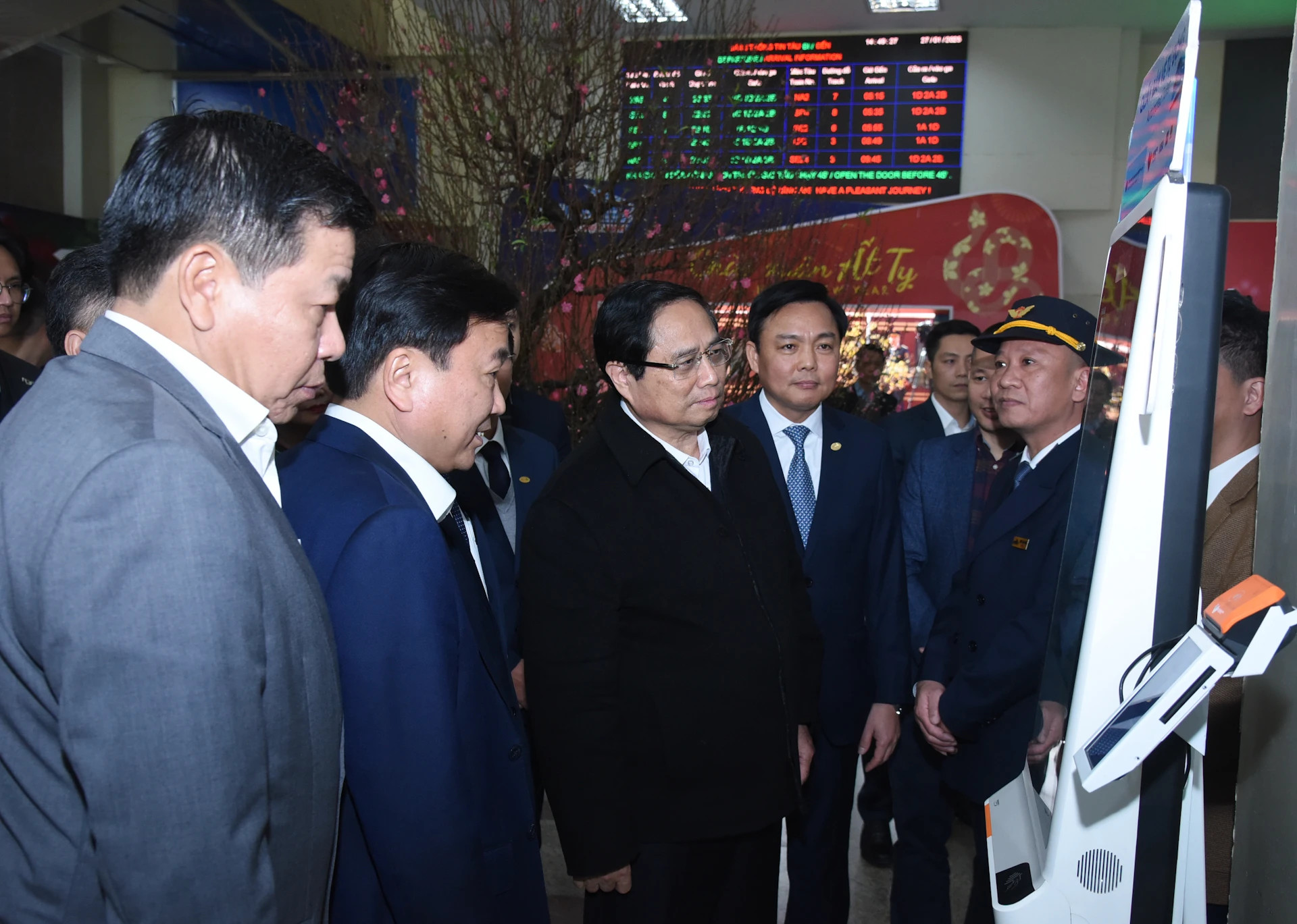 范明正总理检查设在河内站的自动售票机。