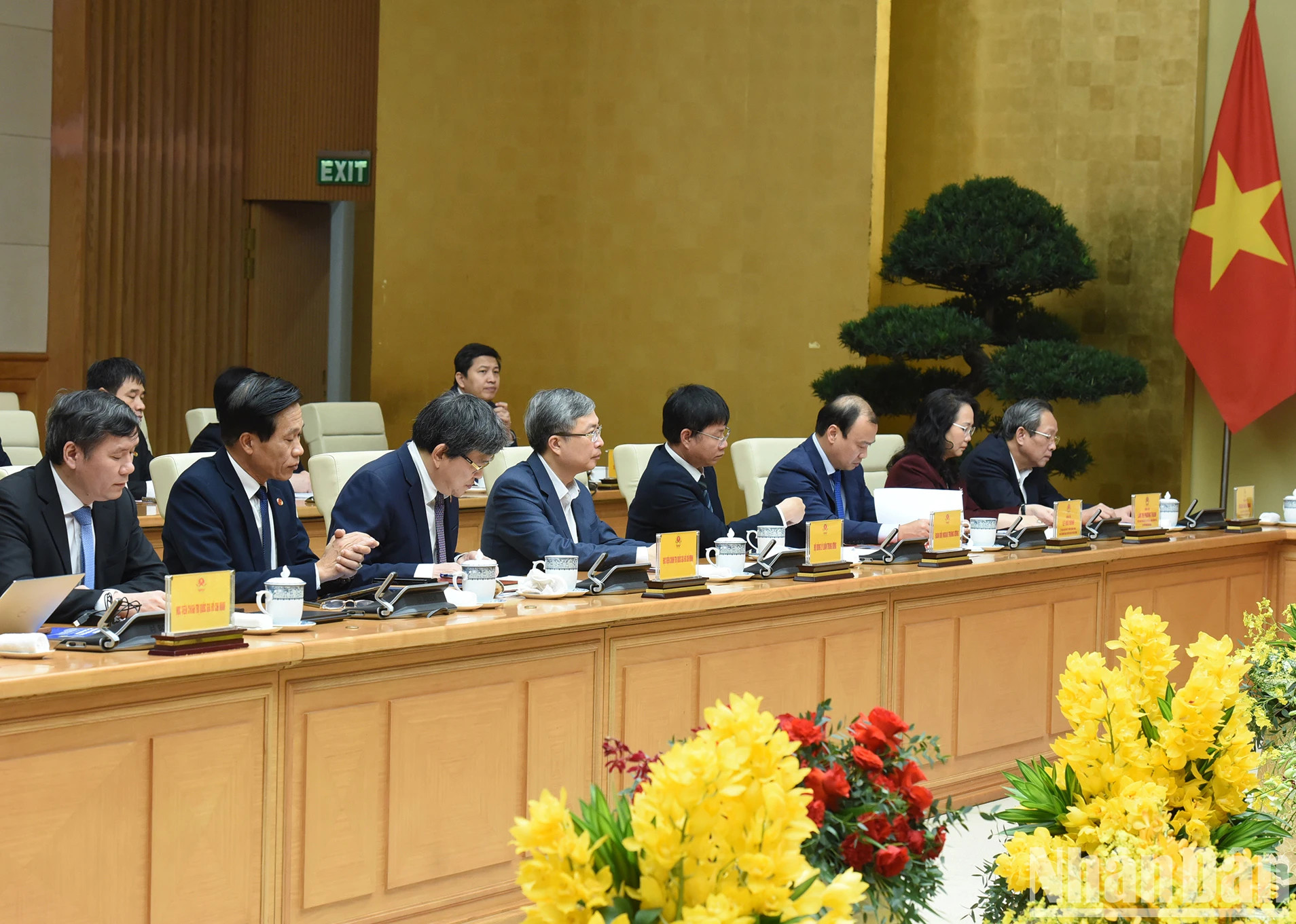 中央各部委领导出席会议。 中央各部委领导出席会议。