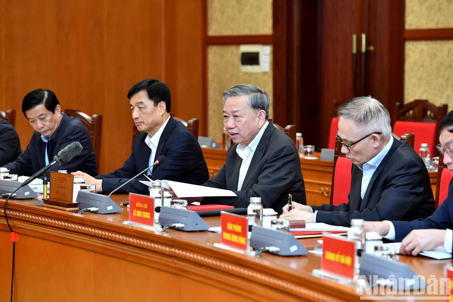 苏林总书记在会上发表讲话。