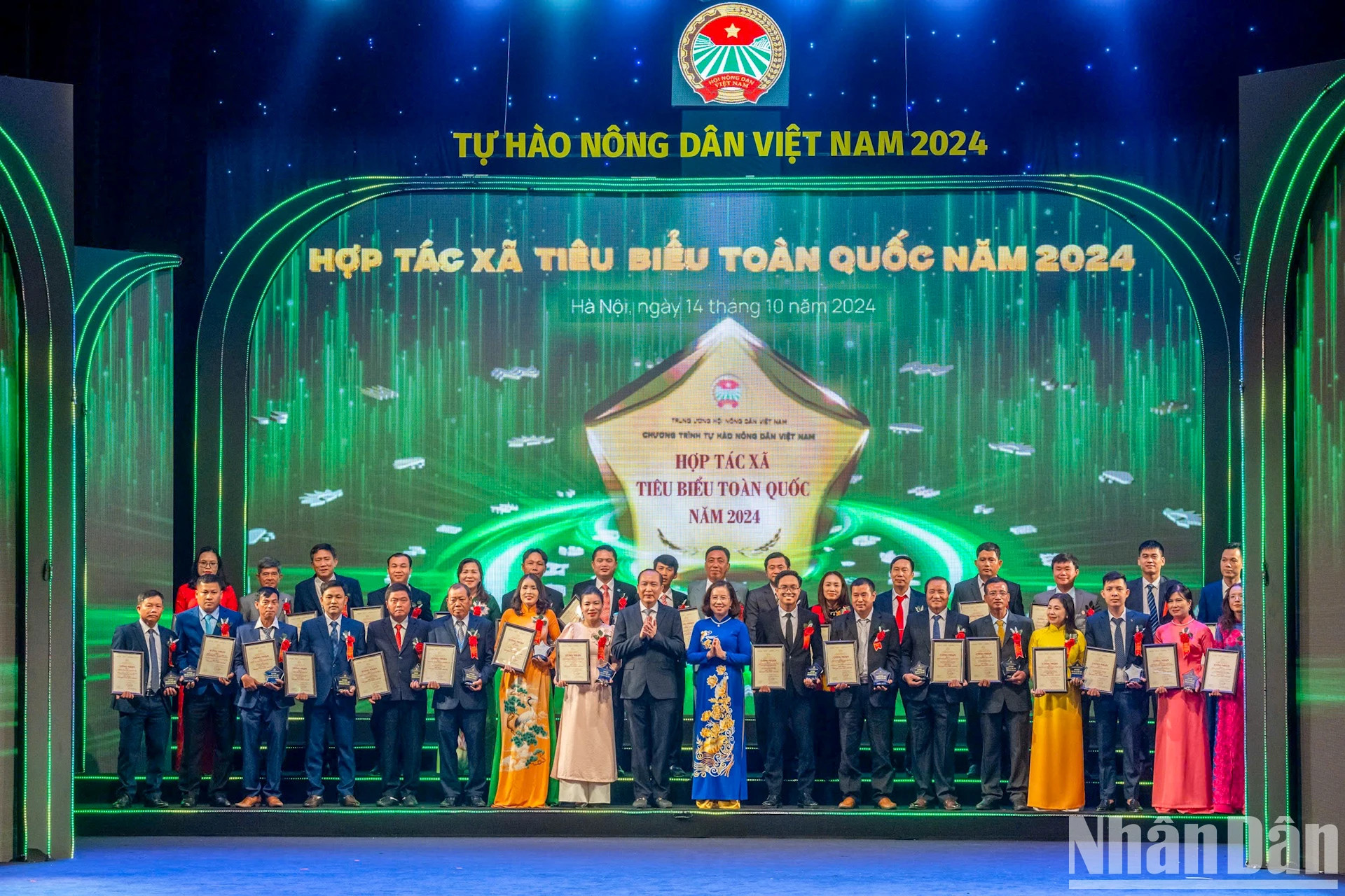 向先进模范合作社代表颁发奖状。