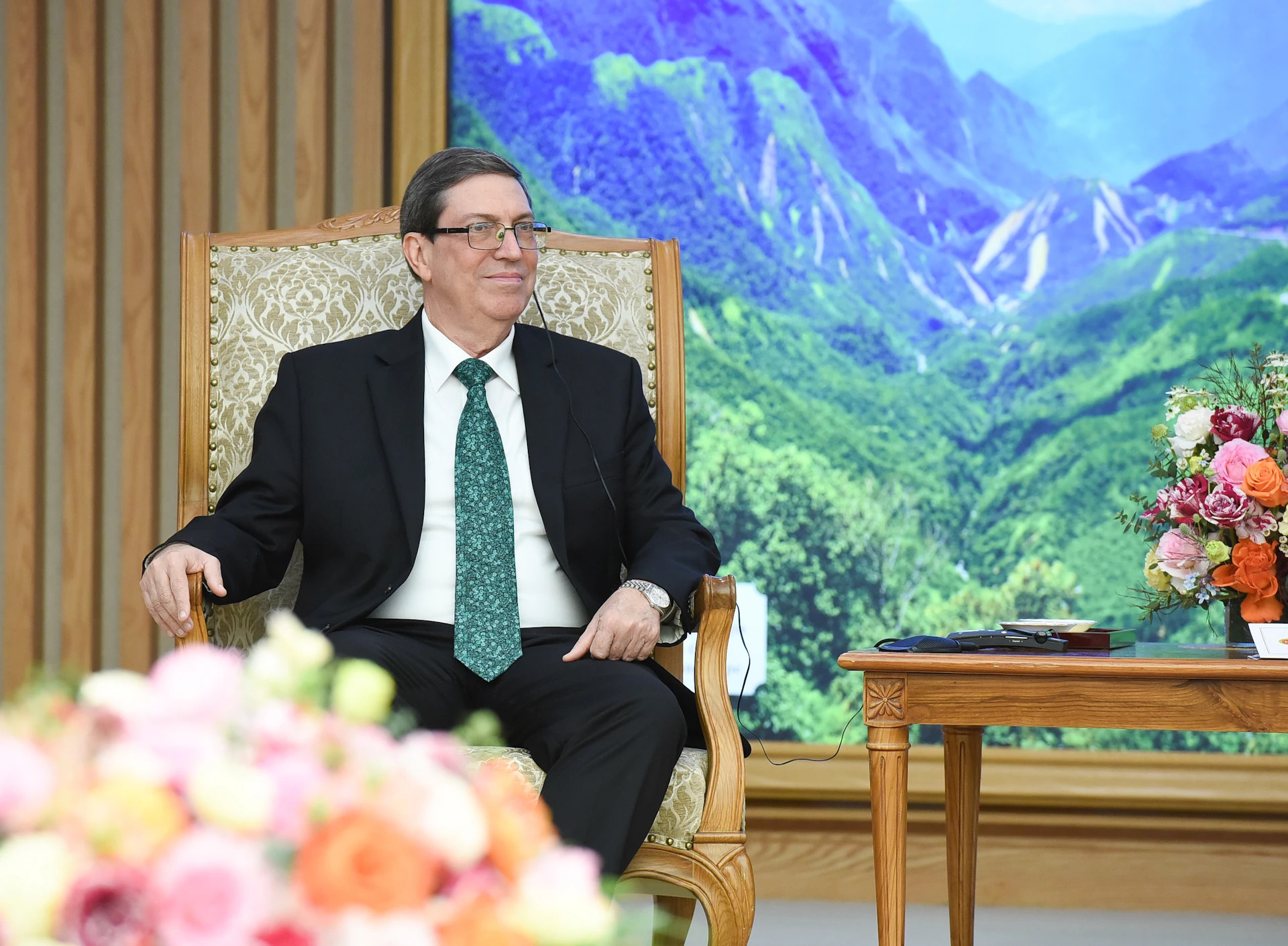 古巴外交部长罗德里格斯在会见时发表讲话。