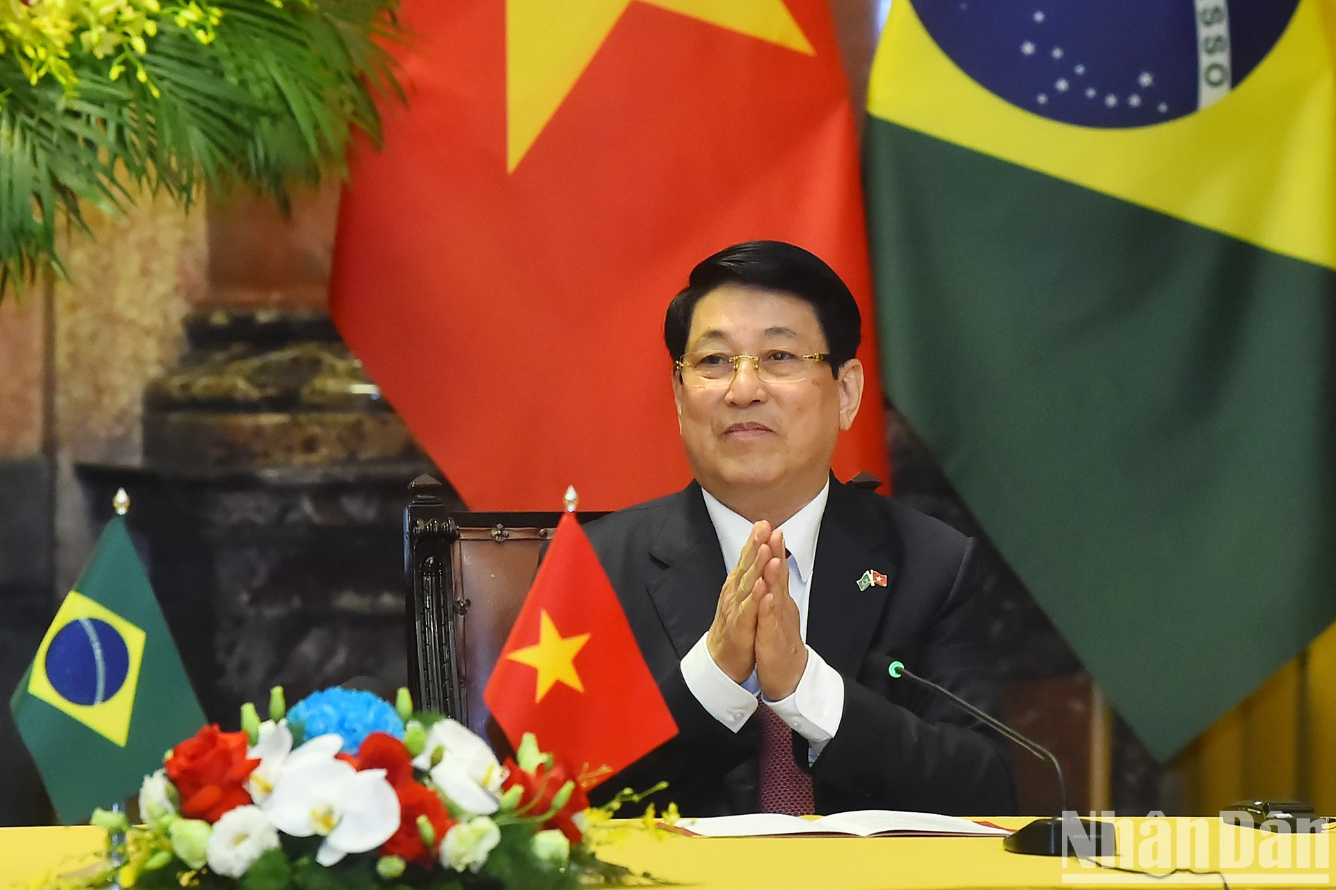 国家主席梁强主持记者会。