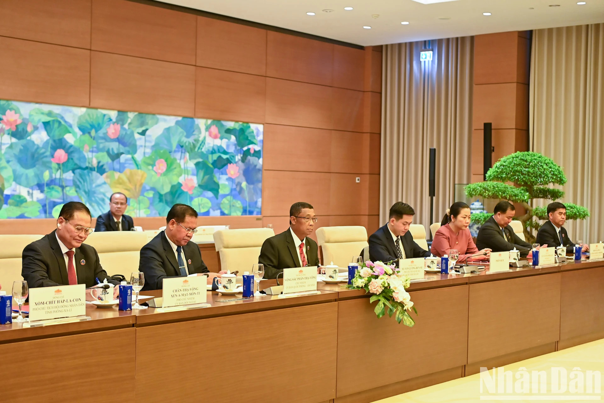 老挝国会副主席苏温·伦奔米和老方代表团成员出席会见。