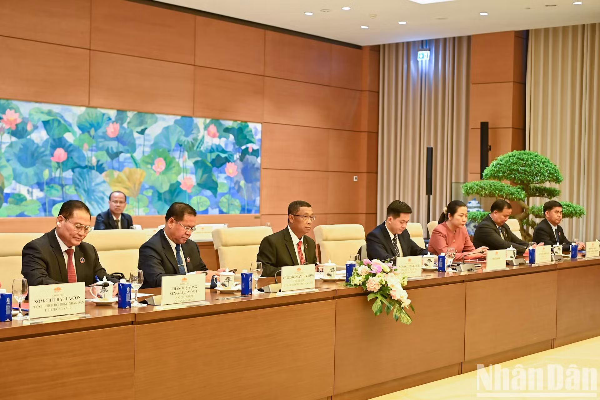 老挝国会副主席苏温·伦奔米和老方代表团成员出席会见。