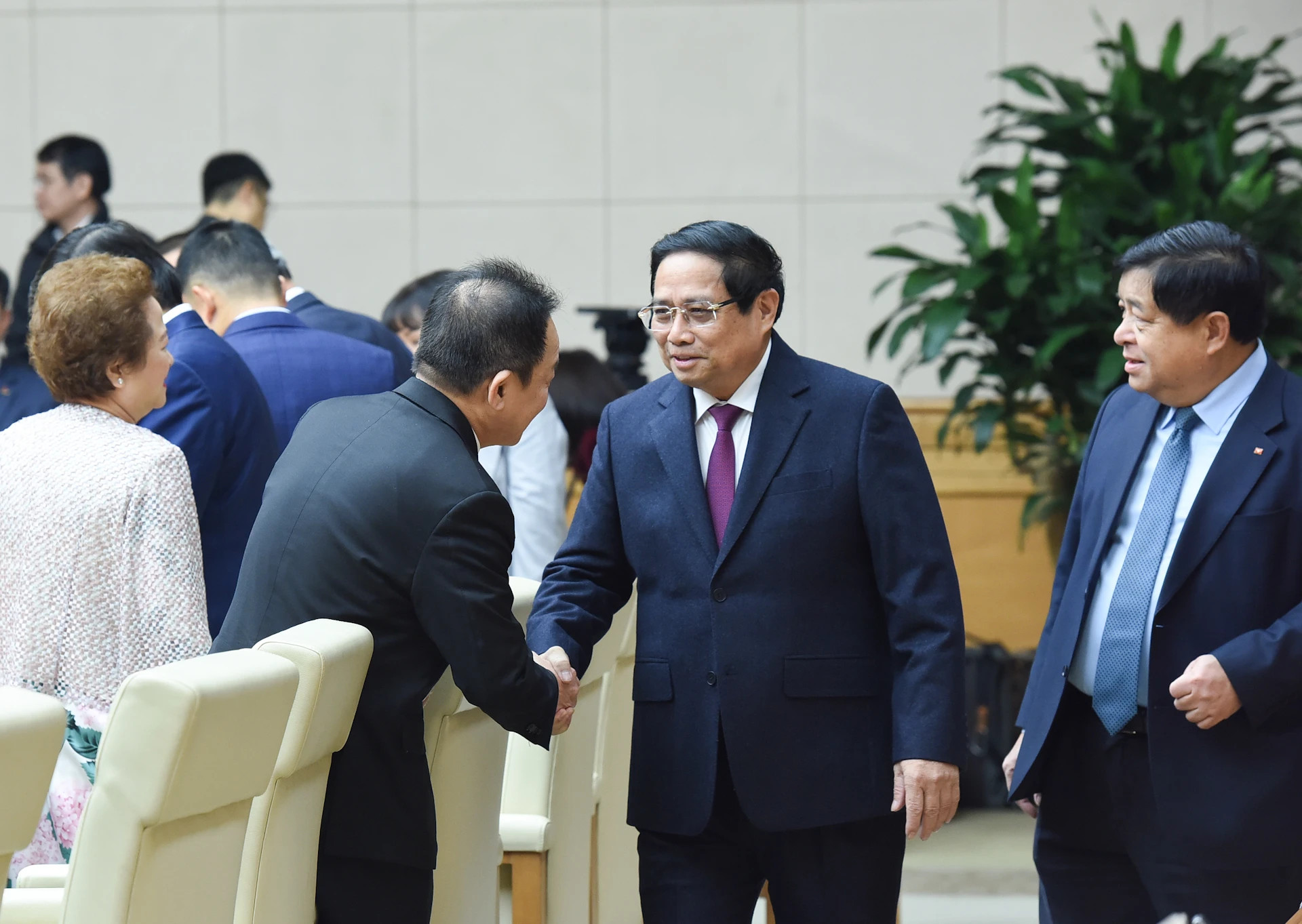 范明正总理和私营企业代表。 范明正总理和私营企业代表。