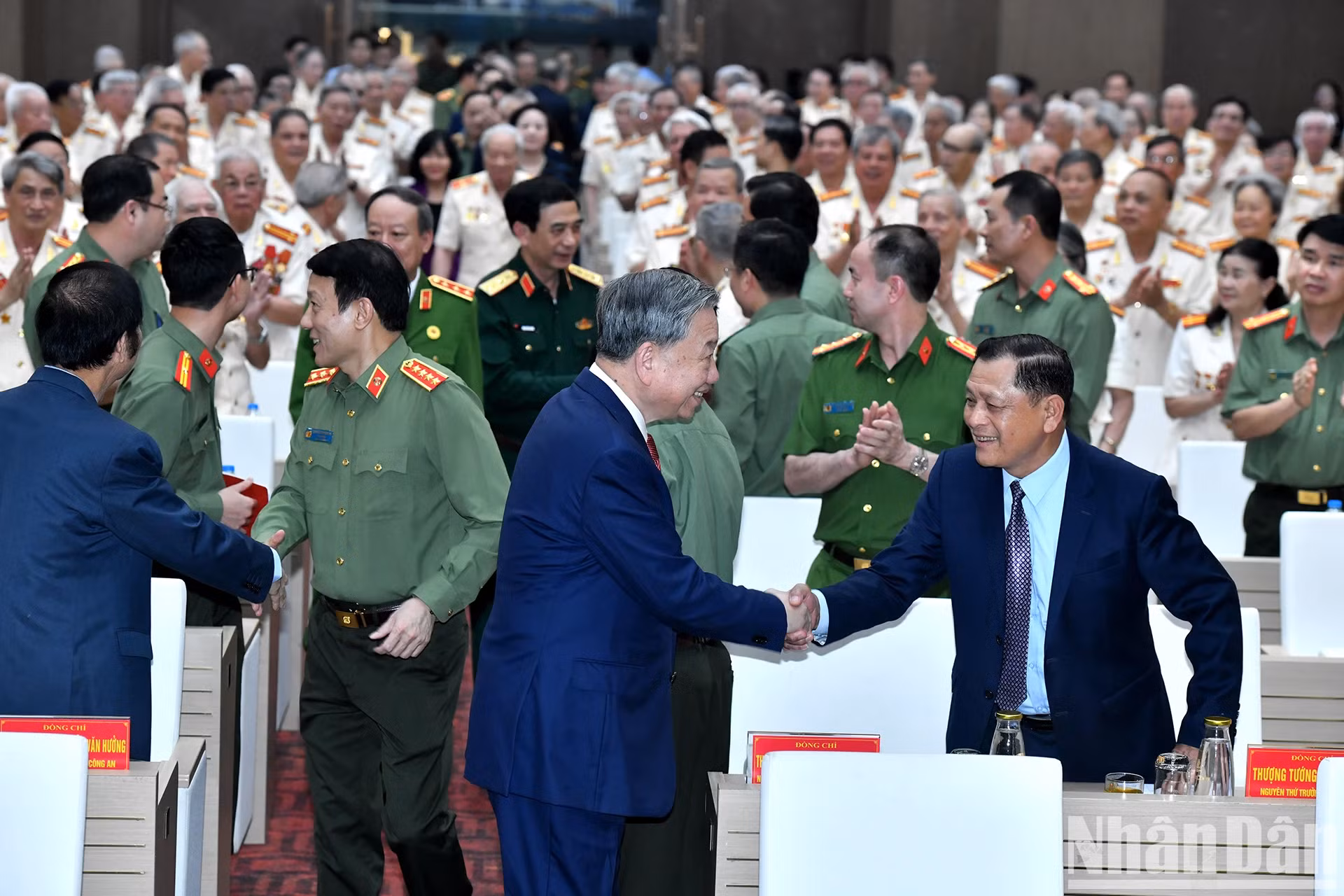 越共中央总书记苏林和出席支援南方战场的公安战士见面会的各位代表。