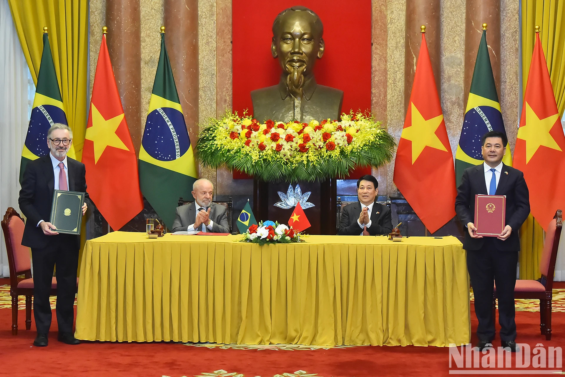 越南国家主席梁强和巴西总统路易斯·伊纳西奥·卢拉·达席尔瓦见证《越南工贸部与巴西工业、贸易和服务发展部关于成立贸易与工业合作促进工作组的谅解备忘录》交换仪式。