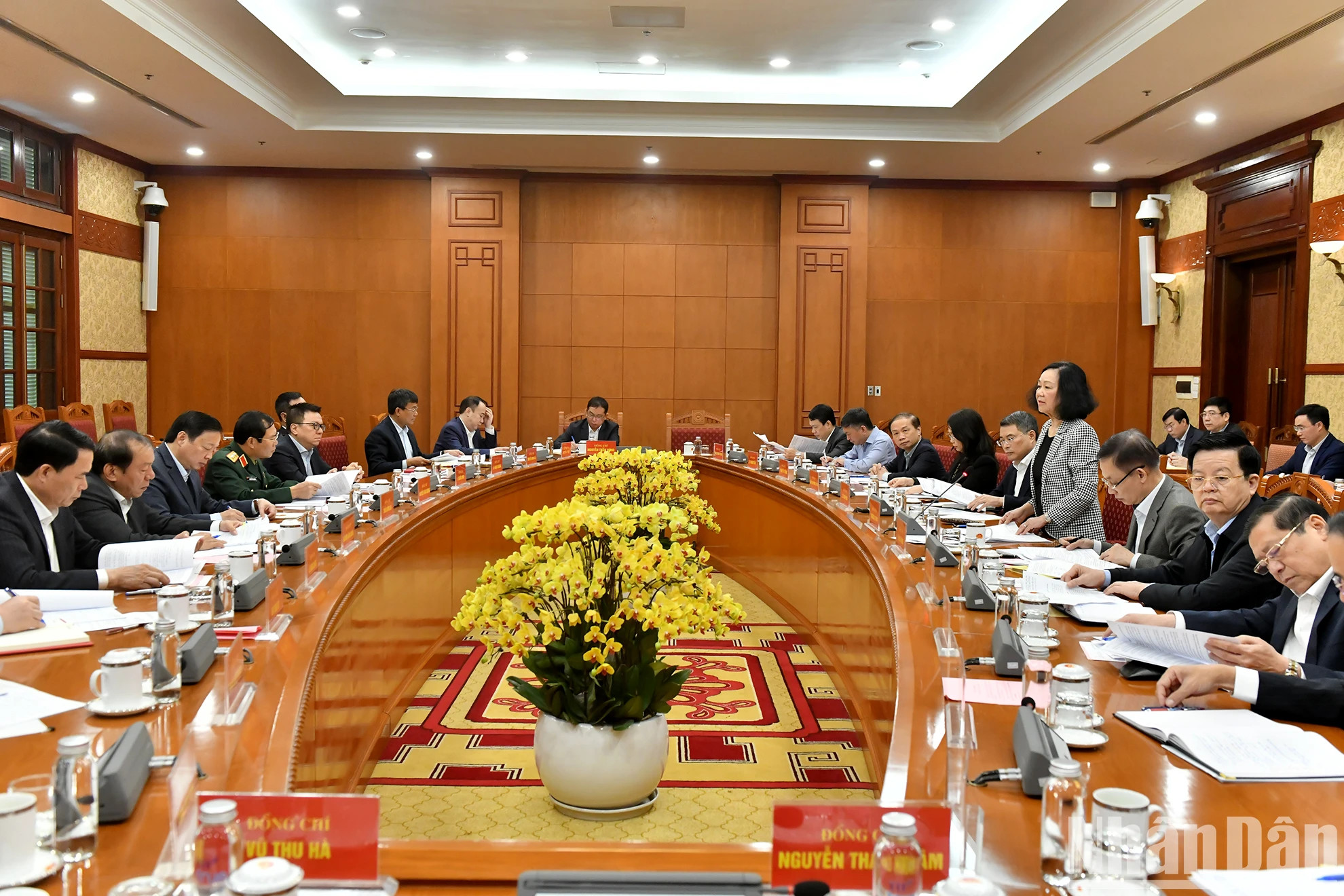 越共十四大服务组织小组在党中央总部召开第一次会议。