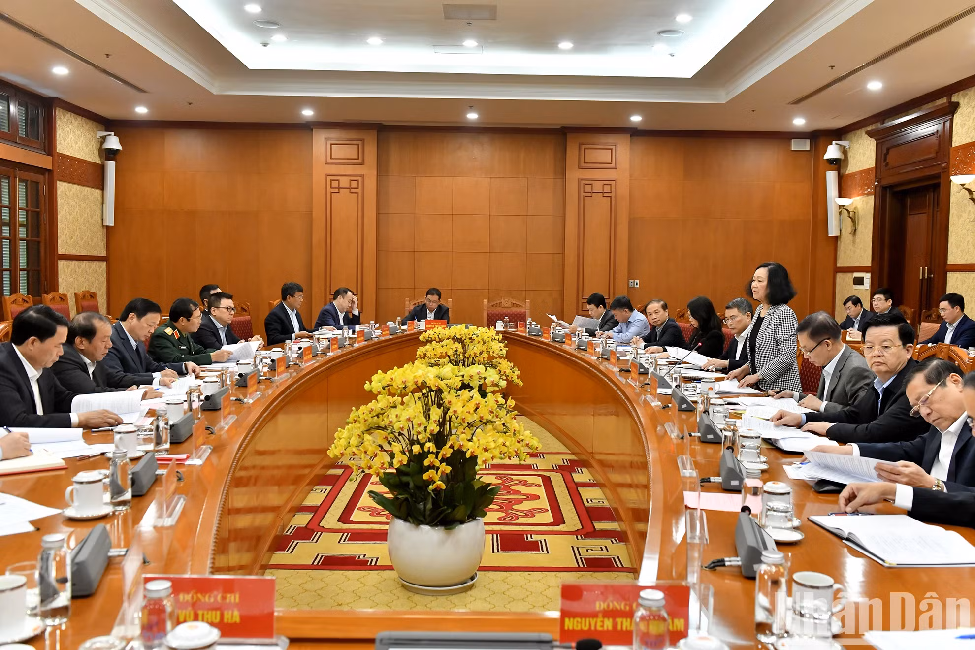 越共十四大服务组织小组在党中央总部召开第一次会议。