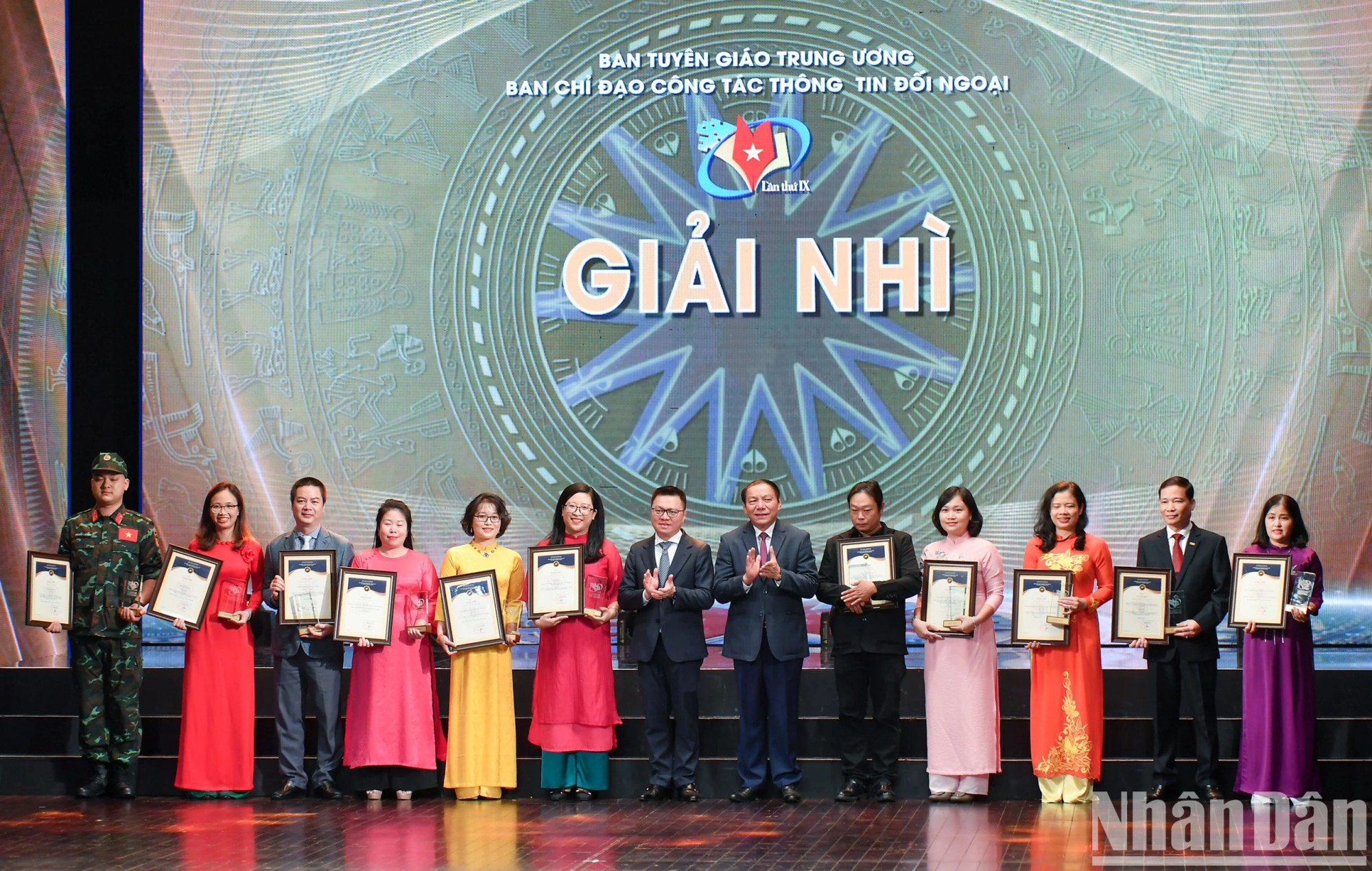 越南《人民报》社在第九届全国对外新闻奖颁奖仪式上荣获8份奖项。(成达 摄) 越南《人民报》社在第九届全国对外新闻奖颁奖仪式上荣获8份奖项。(成达 摄)