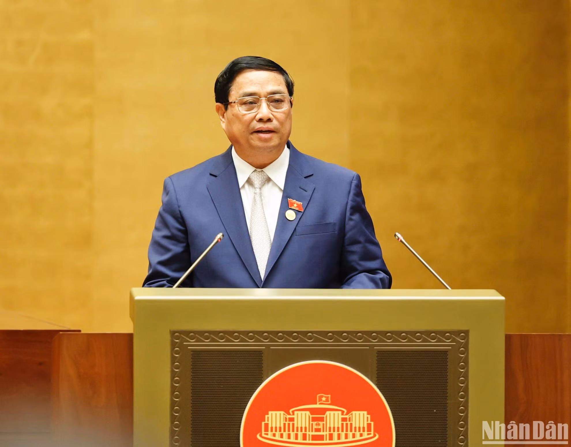 政府总理范明正在会上作2023年经济社会发展计划执行情况的报告。