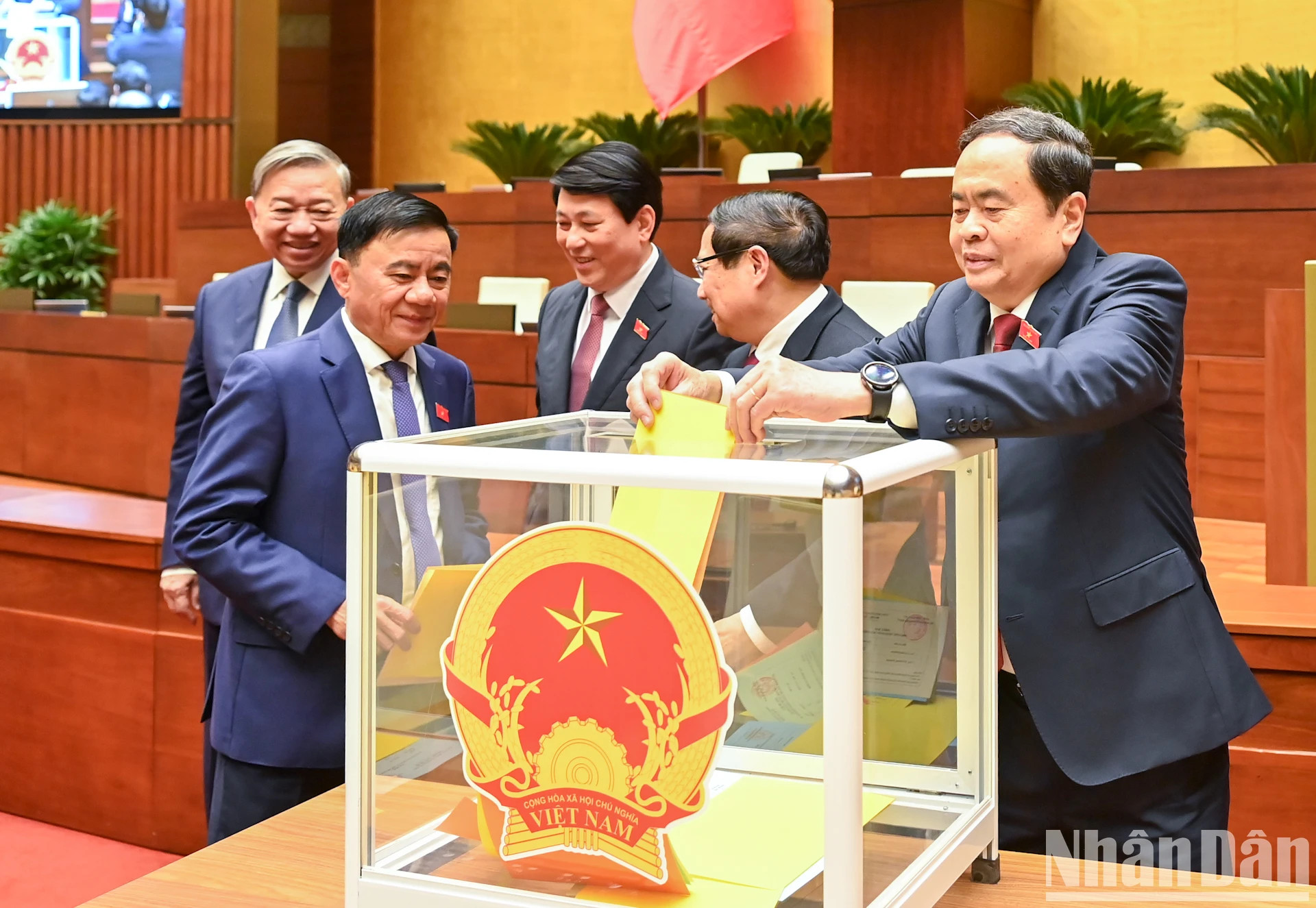 国会主席陈青敏投票选举国会副主席、国会常务委员会委员,批准政府总理关于任命2021-2026年任期政府副总理、部长及政府其他成员的建议。 国会主席陈青敏投票选举国会副主席、国会常务委员会委员,批准政府总理关于任命2021-2026年任期政府副总理、部长及政府其他成员的建议。