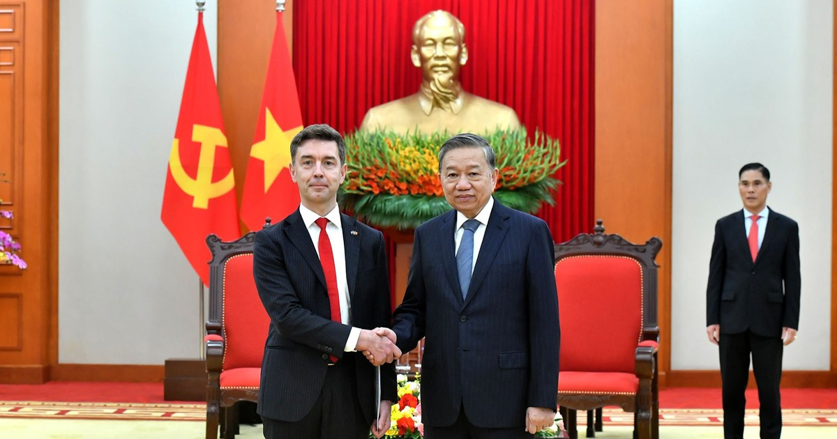 越共中央总书记苏林会见欧盟驻越南代表团团长朱利安·古尔利尔【组图】