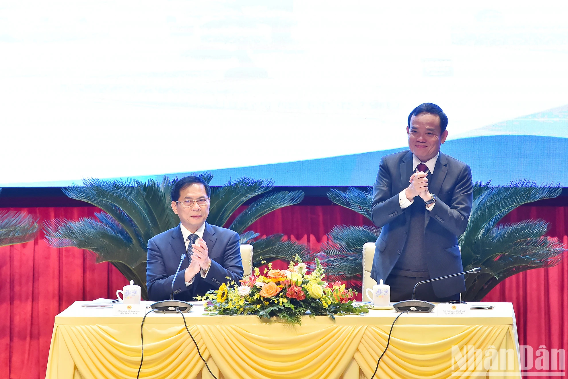 越南政府副总理陈流光和外交部长裴青山共同主持会议。(水原 摄) 越南政府副总理陈流光和外交部长裴青山共同主持会议。(水原 摄)