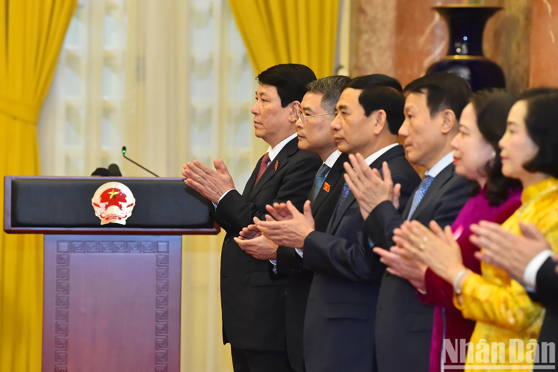 国家主席梁强与党和国家领导出席仪式。 国家主席梁强与党和国家领导出席仪式。
