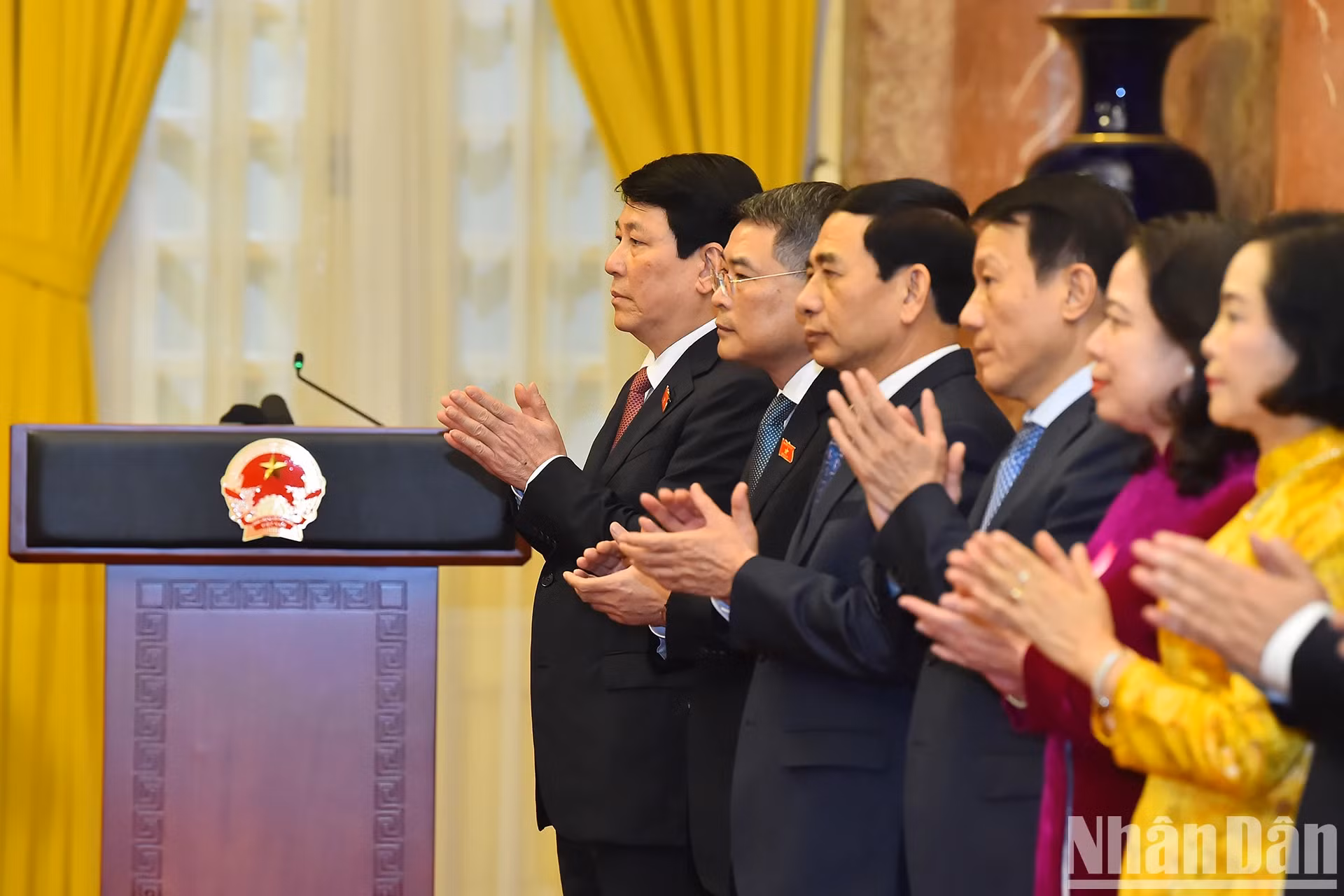 国家主席梁强与党和国家领导出席仪式。