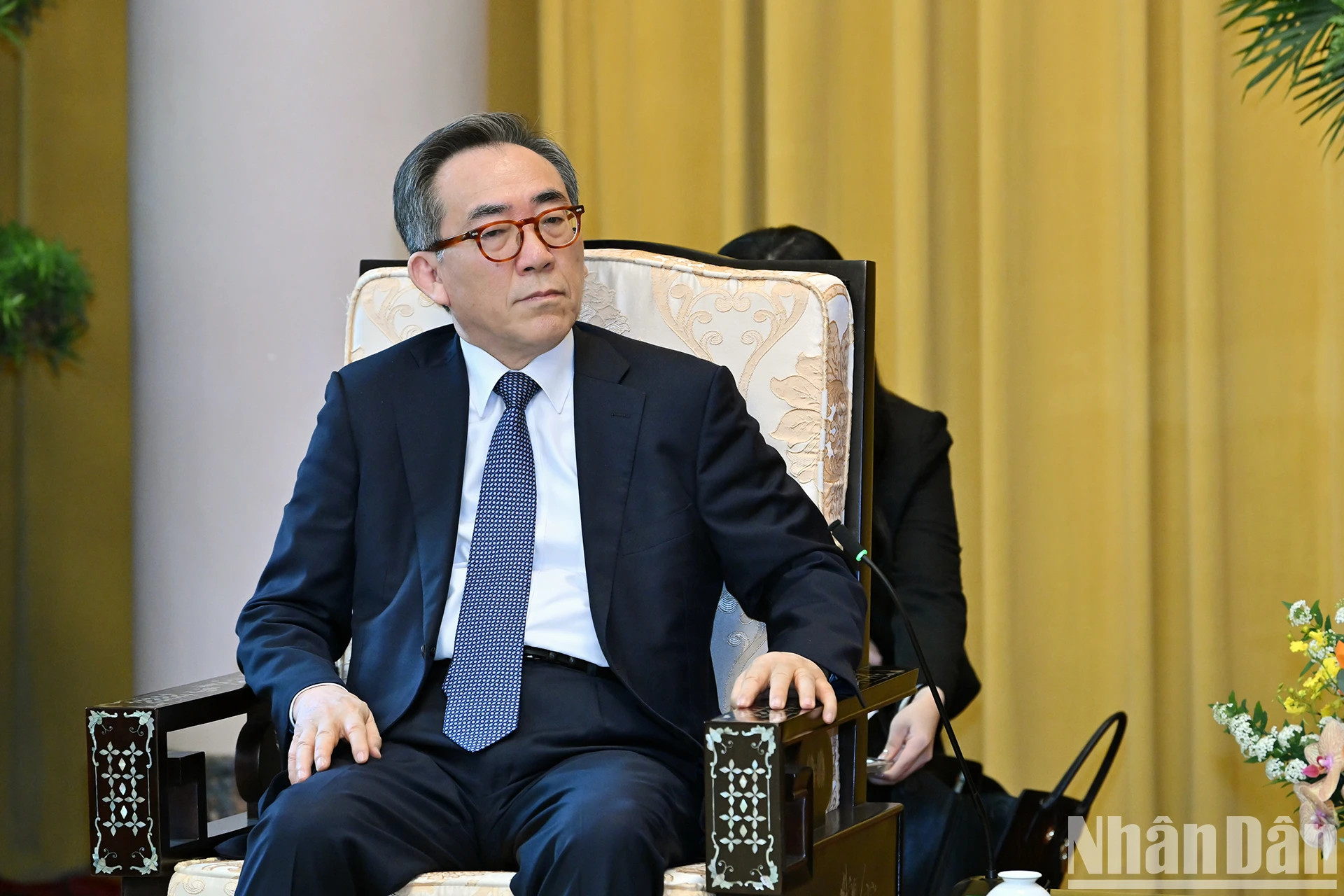 韩国外交部长官赵兑烈在会见时发表讲话。