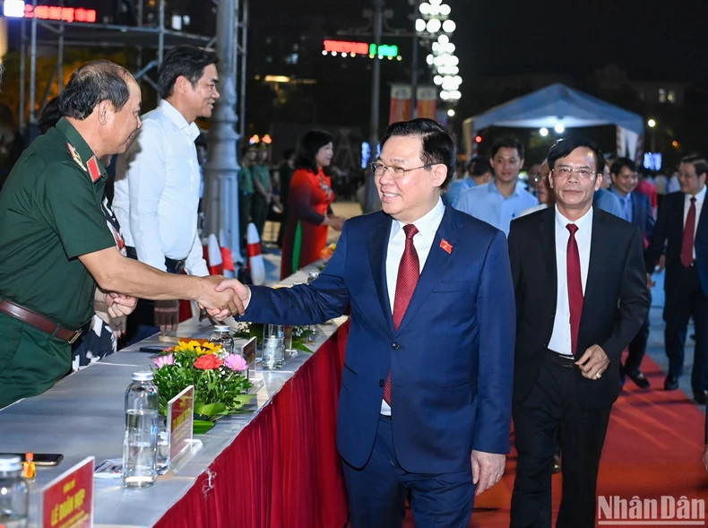 越南国会主席王廷惠与出席庆典的代表们。 越南国会主席王廷惠与出席庆典的代表们。