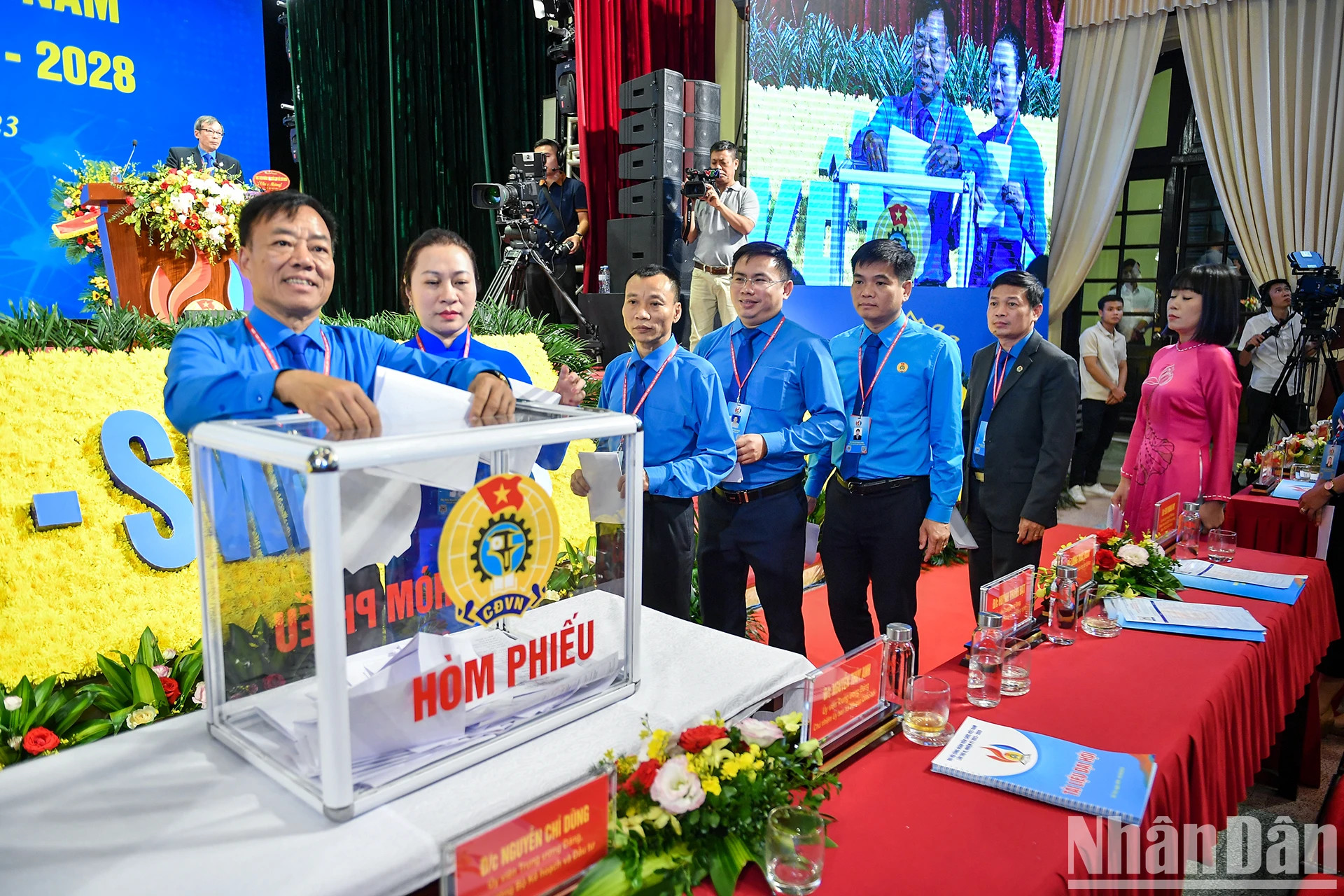 代表们投票选出2023-2028年任期的越南工会执行委员会。 代表们投票选出2023-2028年任期的越南工会执行委员会。