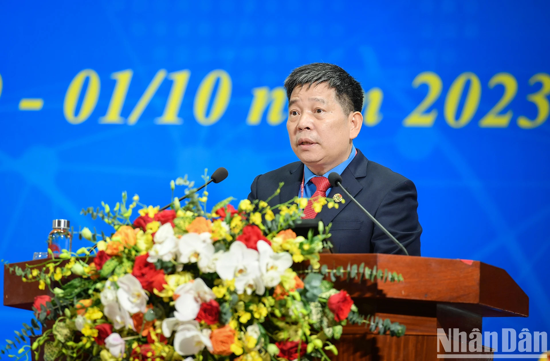 越南工会常务副主席阮文东作越南工会2018-2023年任期工作报告暨2023-2028年任期目标任务。 越南工会常务副主席阮文东作越南工会2018-2023年任期工作报告暨2023-2028年任期目标任务。