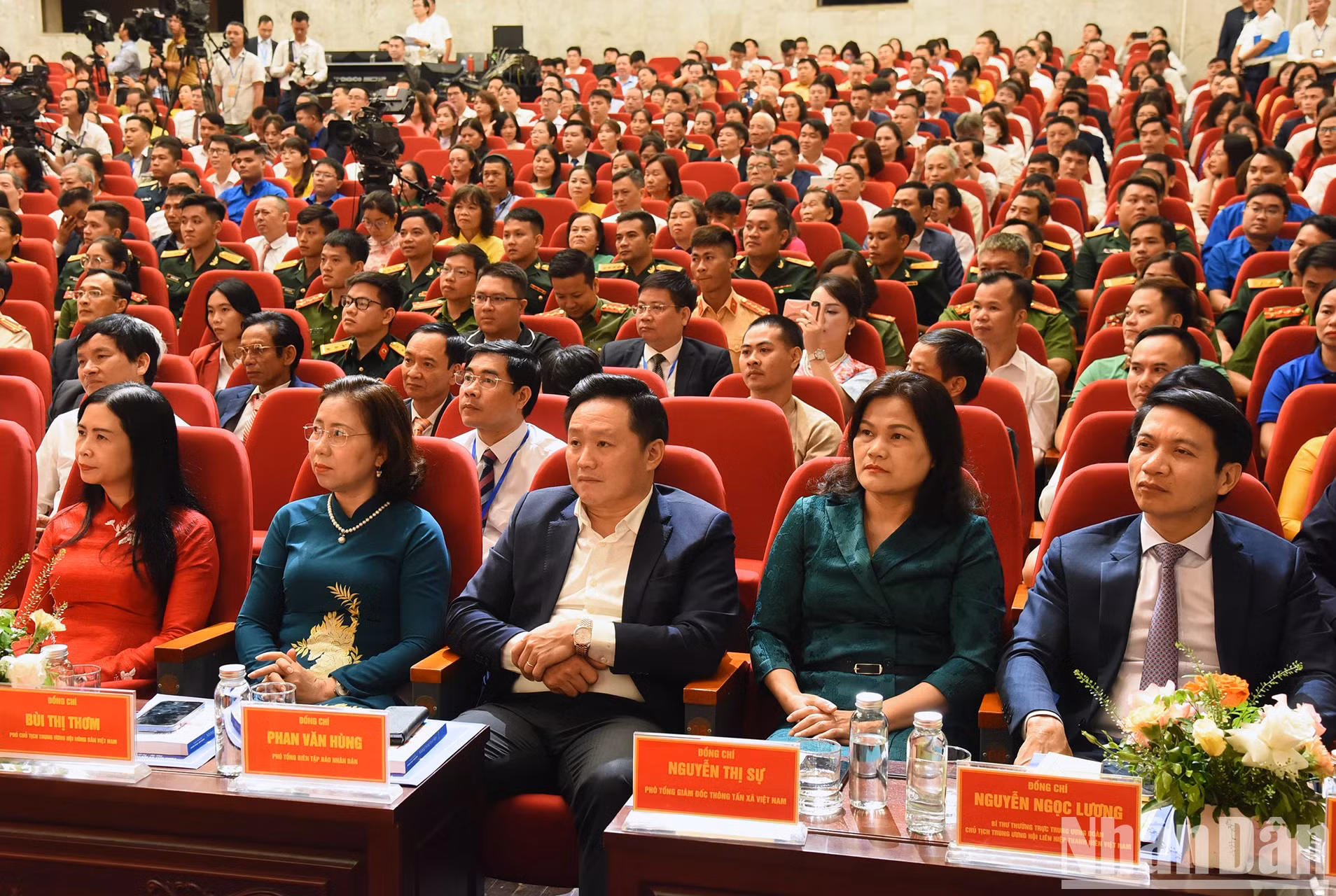 出席会议的代表。