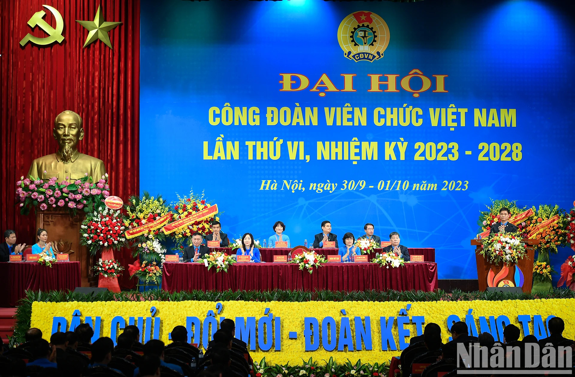 越共中央总书记阮富仲、越南国家主席武文常、越南政府总理范明正、越南国会主席王廷惠送花篮祝贺。 越共中央总书记阮富仲、越南国家主席武文常、越南政府总理范明正、越南国会主席王廷惠送花篮祝贺。