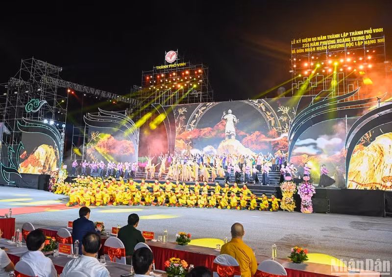 该活动是肯定荣市近年来取得的成就的特殊事件。在这里,越南民族布衣英雄—光忠-阮惠皇帝在凤凰-中都“四灵”汇聚的“人杰地灵”之地烙下深刻的印记。60年来,从战争废墟中站起来,无数越南军民努力把荣市建设和发展成为一座现代年轻、充满活力的城市。 该活动是肯定荣市近年来取得的成就的特殊事件。在这里,越南民族布衣英雄—光忠-阮惠皇帝在凤凰-中都“四灵”汇聚的“人杰地灵”之地烙下深刻的印记。60年来,从战争废墟中站起来,无数越南军民努力把荣市建设和发展成为一座现代年轻、充满活力的城市。