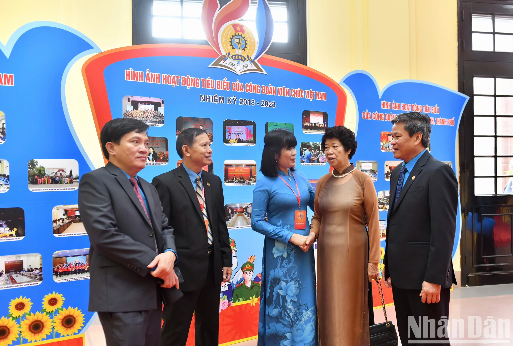 代表们在大会间隙进行互动。登科 摄 代表们在大会间隙进行互动。登科 摄