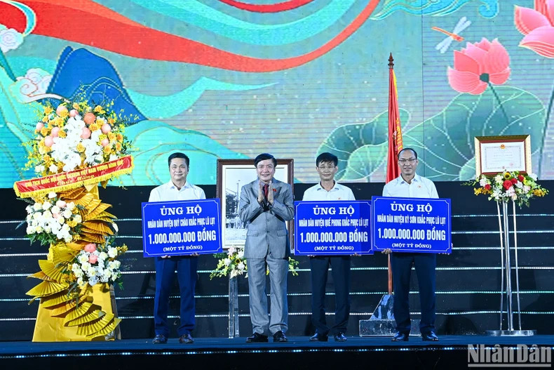 国会秘书长、国会办公室主任裴文强裴文强代表国会工作组向葵州、桂风归丰县、奇山三县每个县份的群众发放100万越盾的补助金,用于克服自然灾害后果。 国会秘书长、国会办公室主任裴文强裴文强代表国会工作组向葵州、桂风归丰县、奇山三县每个县份的群众发放100万越盾的补助金,用于克服自然灾害后果。