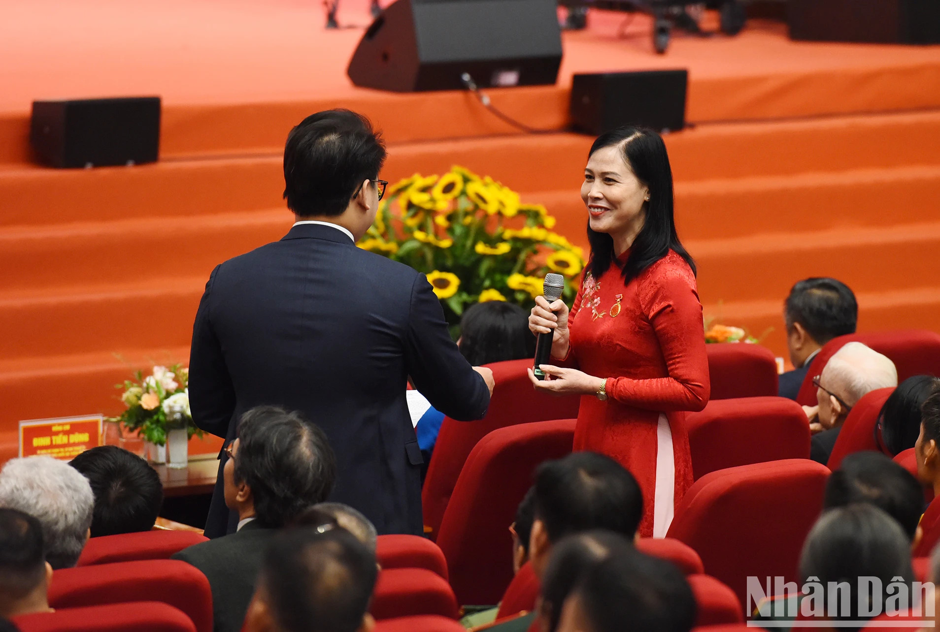 与会代表在会上进行了互动交流。 与会代表在会上进行了互动交流。