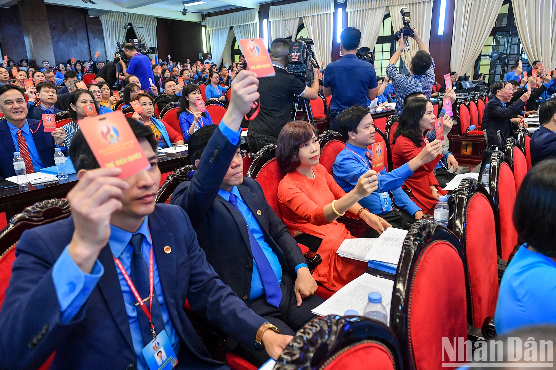 代表们在大会上投票。 代表们在大会上投票。