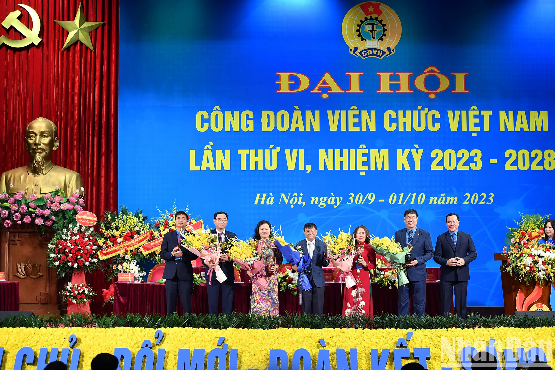 越南劳动总联合会主席阮廷康向个人办法贡献奖状。 越南劳动总联合会主席阮廷康向个人办法贡献奖状。