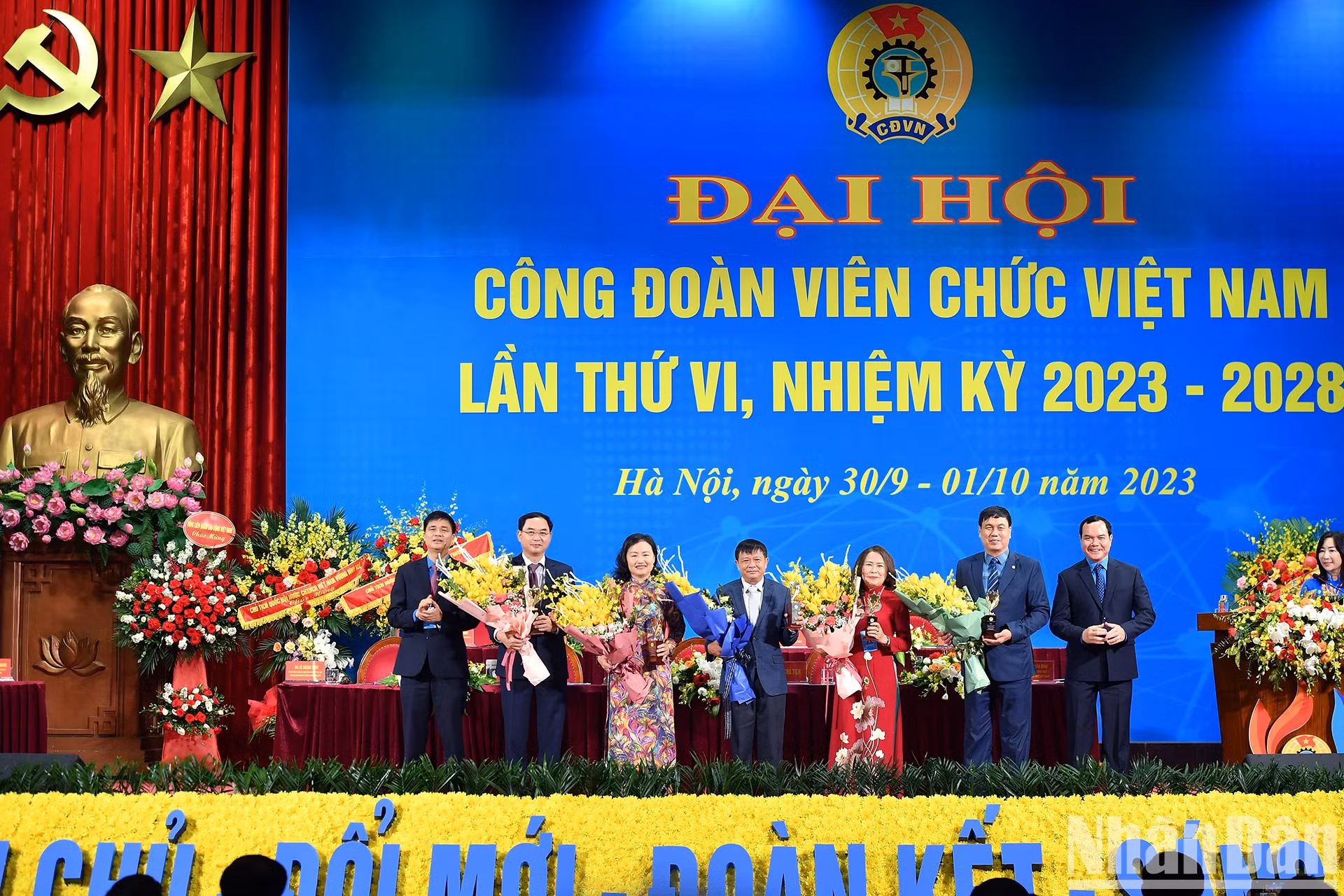 越南劳动总联合会主席阮廷康向个人办法贡献奖状。