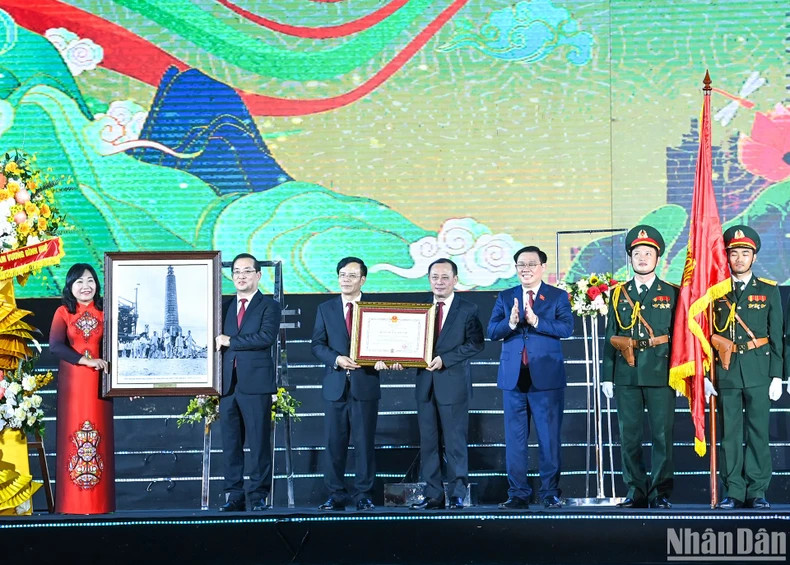 越南国会主席王廷惠向荣市党部、市政府和人民授予二级独立勋章、送去献花和《1957年6月胡志明主席视察荣市发电厂建设工地》画作。 越南国会主席王廷惠向荣市党部、市政府和人民授予二级独立勋章、送去献花和《1957年6月胡志明主席视察荣市发电厂建设工地》画作。