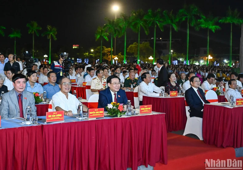 越南国会主席王廷惠、前越南国会主席阮生雄及代表出席庆典。 越南国会主席王廷惠、前越南国会主席阮生雄及代表出席庆典。