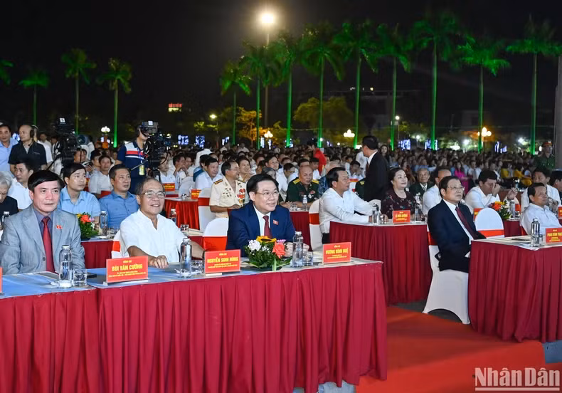 越南国会主席王廷惠、前越南国会主席阮生雄及代表出席庆典。 越南国会主席王廷惠、前越南国会主席阮生雄及代表出席庆典。