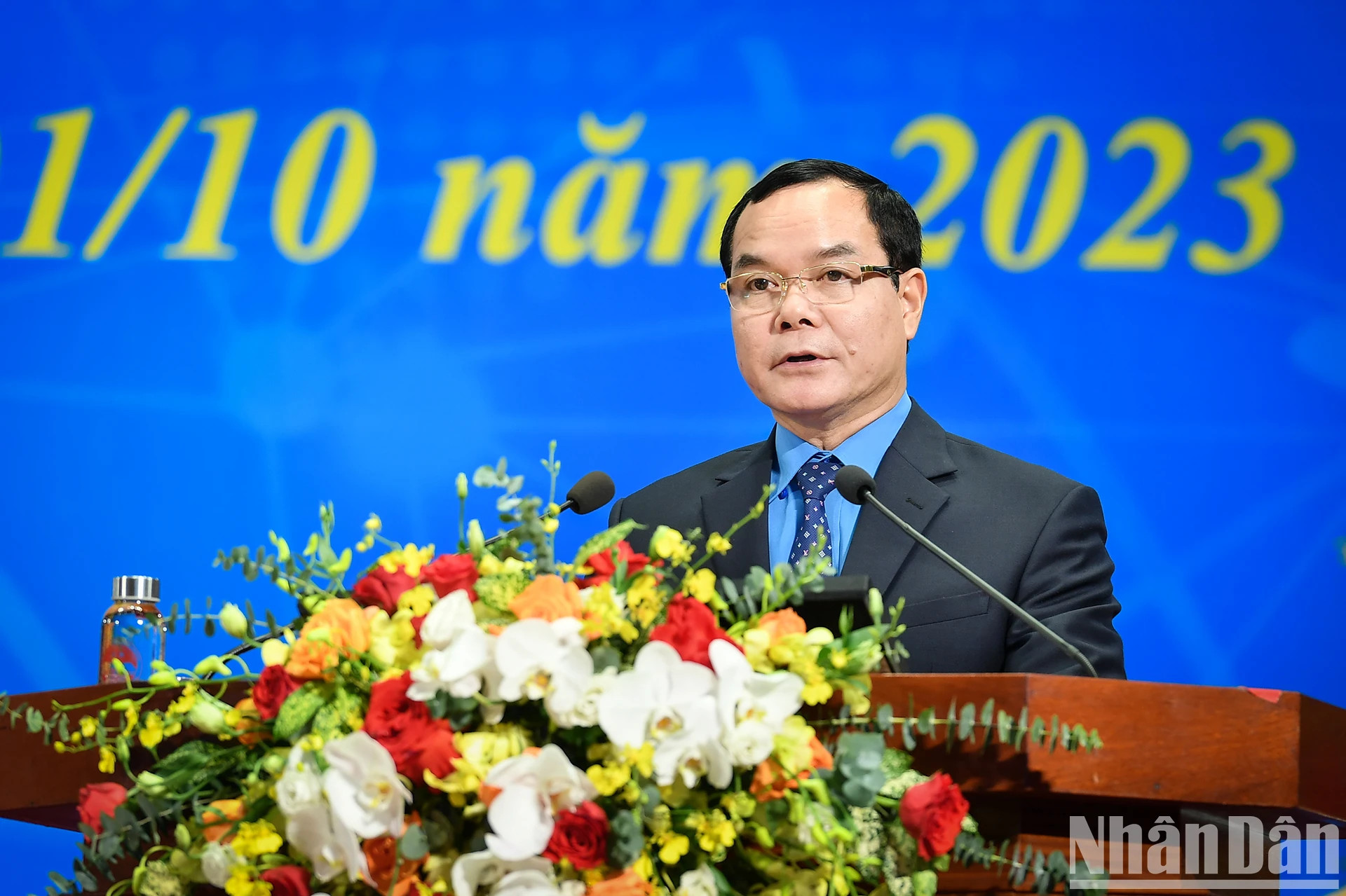 越南劳动总联合会主席阮廷康在大会上讲话。 越南劳动总联合会主席阮廷康在大会上讲话。