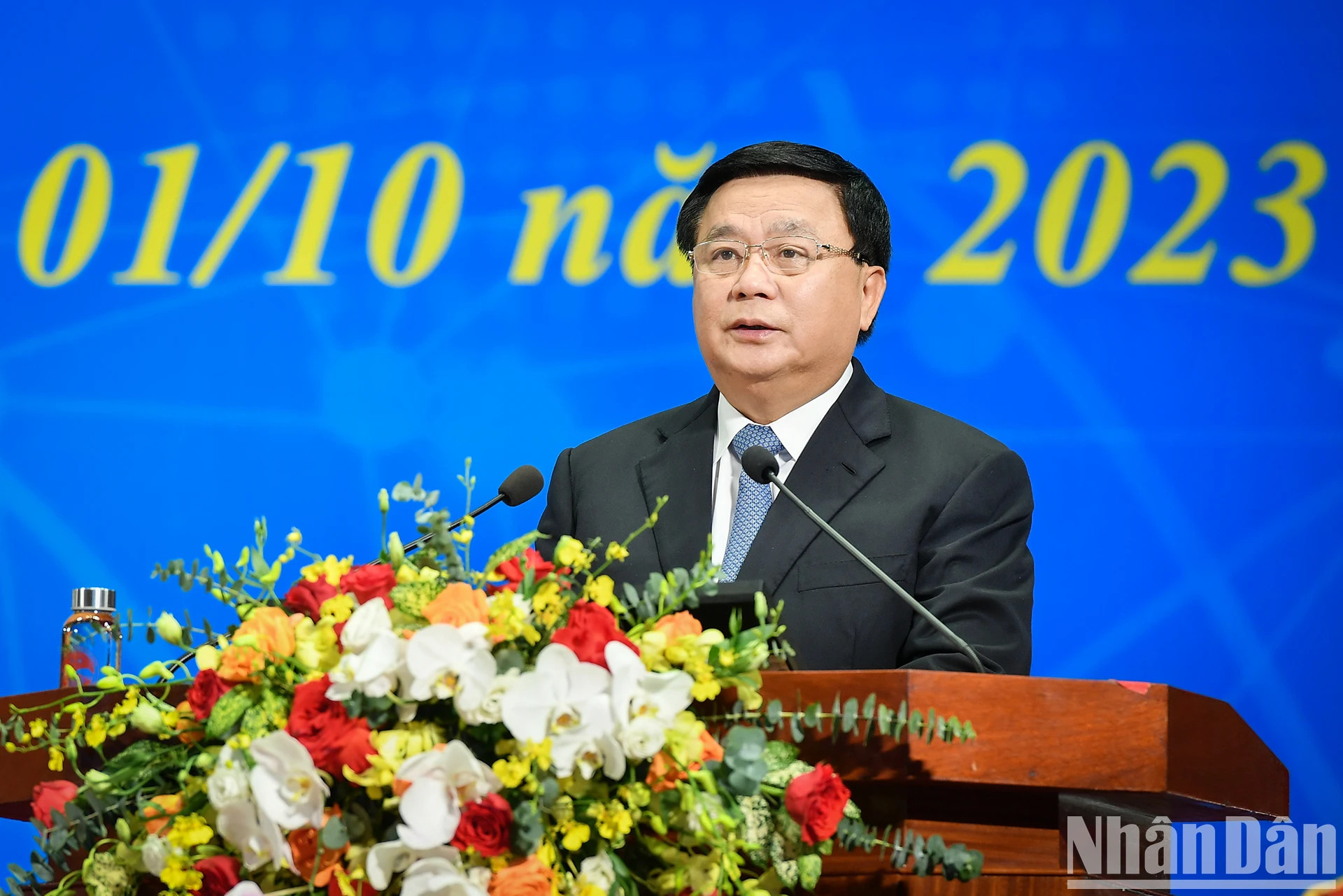 阮春胜同志表示希望,越南工会的干部、会员和职工积极参加建党整党和保护党的工作。 阮春胜同志表示希望,越南工会的干部、会员和职工积极参加建党整党和保护党的工作。