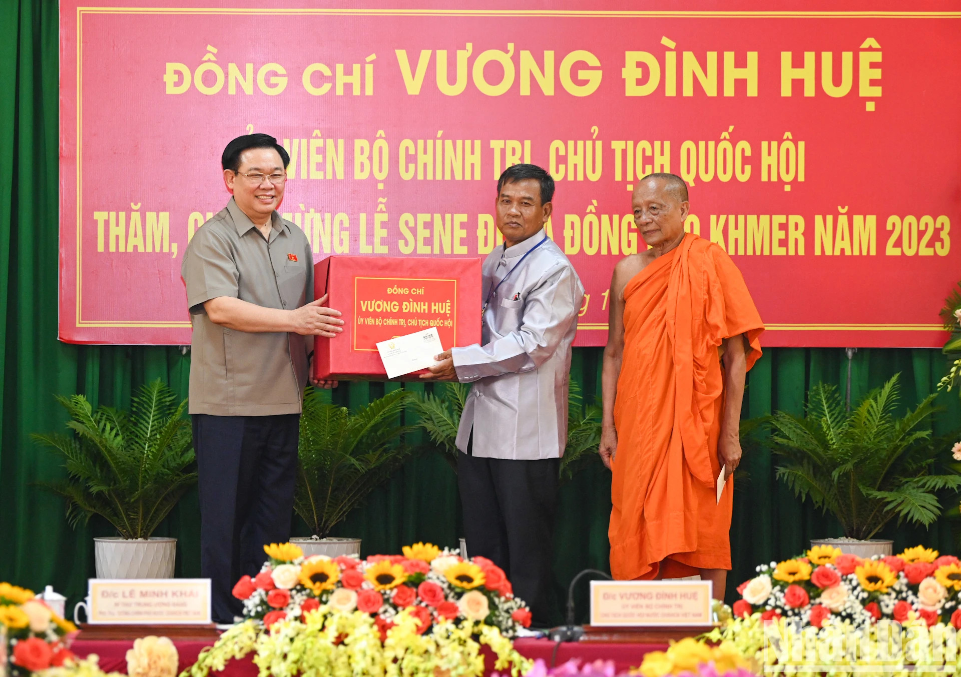 国会主席王廷惠向南部Pali文化补习中专学校送慰问品。