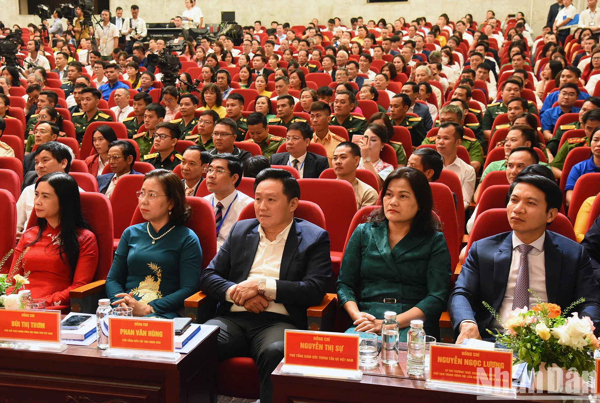 出席会议的代表。 出席会议的代表。